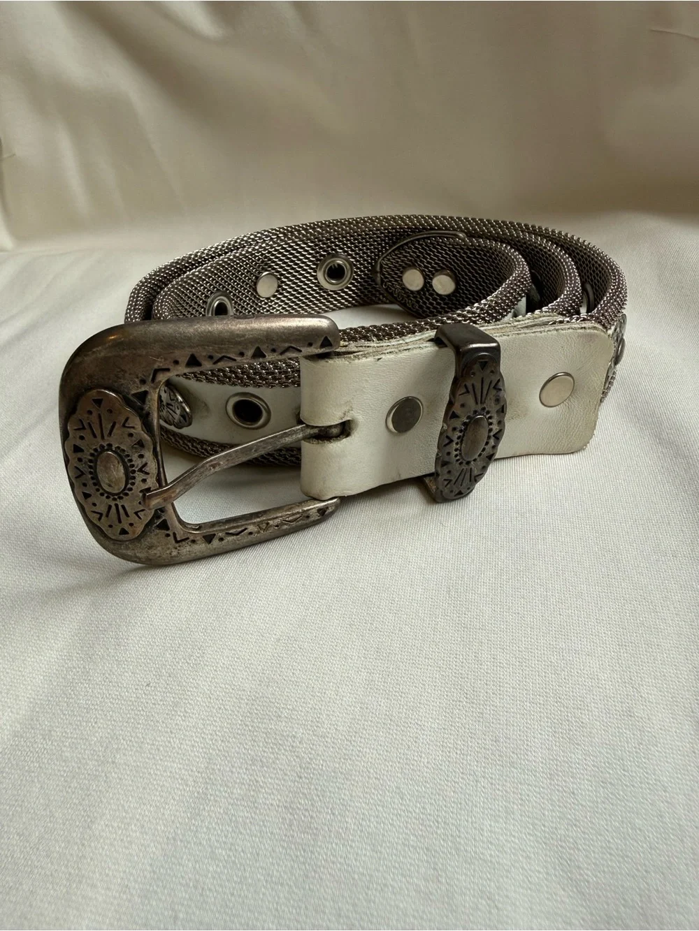 VTG Women's Sand Castle White Leather-Trim Belt with Decorative Silver Buckle